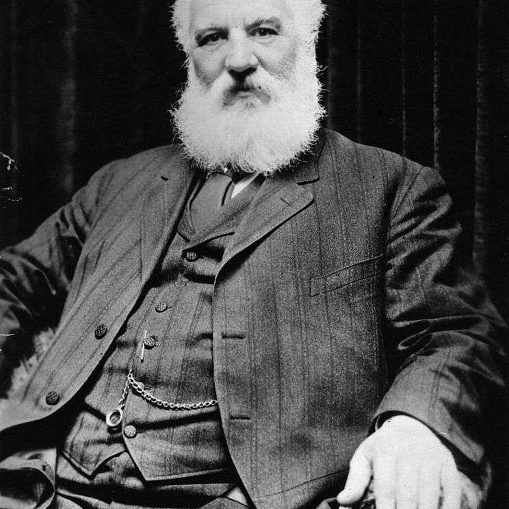 Nhà phát minh người Scotland Alexander Graham Bell (1847 - 1922), người đã phát minh ra điện thoại.  Bell sinh ra ở Edinburgh.