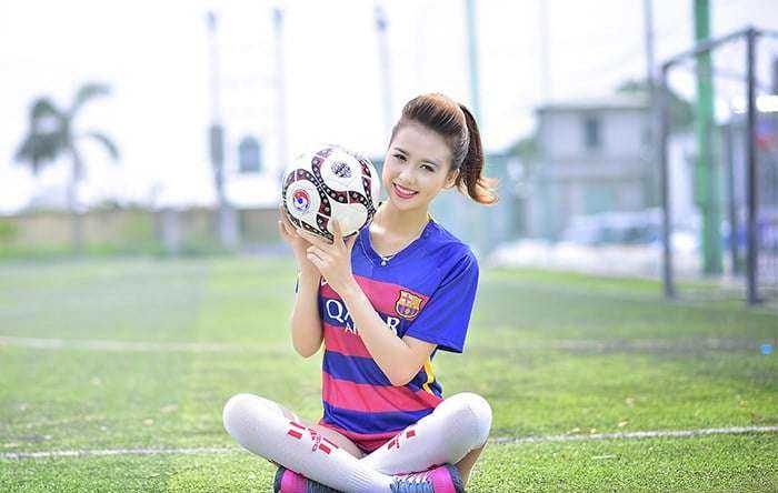 Girl xinh mặc áo bóng đá