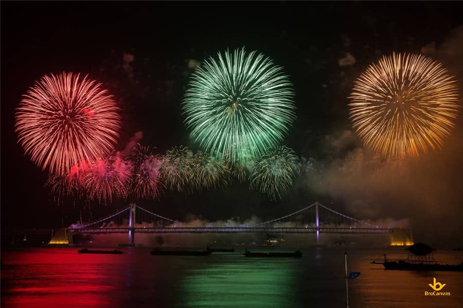 Hình ảnh 3 chùm pháo hoa rực sáng trên cây cầu bắt qua sông