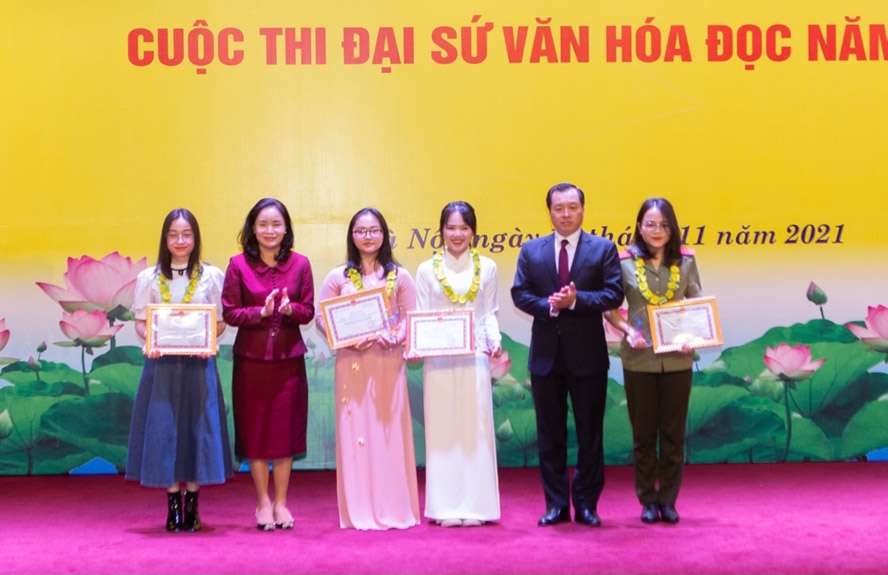 Trao giải cuộc thi Đại sứ văn hóa đọc năm 2021. Ảnh: HNM