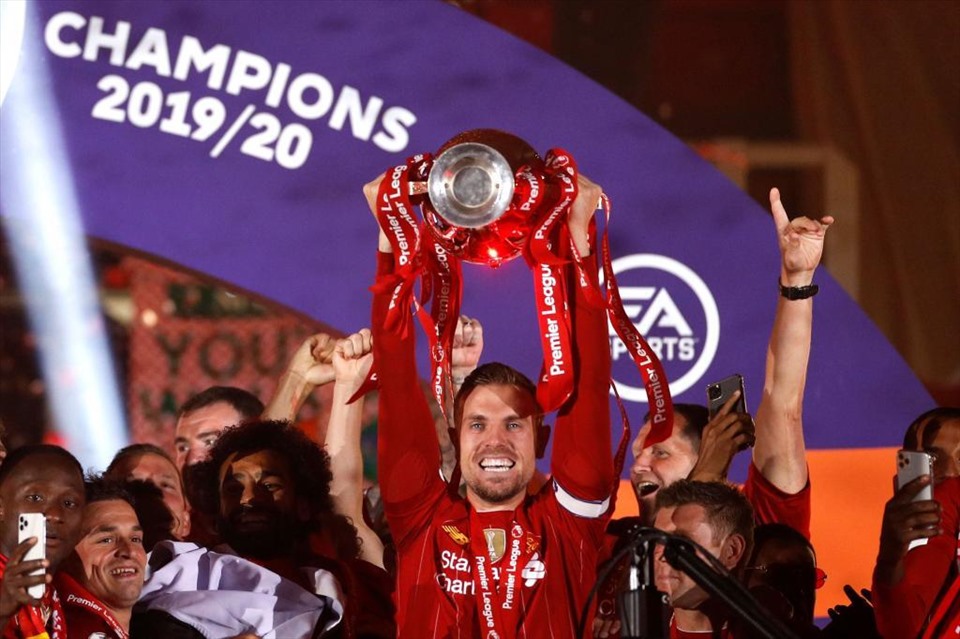 10.Liverpool (99.000 điểm): Liverpool vô địch Champions Leauge mùa 2018/2019 và vào chung kết trước đó 1 mùa. Tuy nhiên, họ vẫn đứng hạng 10, sau cả Man United vì mùa 2016/2017, họ không được tham dự 1 Cúp Châu Âu nào nên không được tính điểm. Ở Champions League năm nay, Liverpool để thua A.Madrid ở vòng 16 đội. Ảnh: AFP.