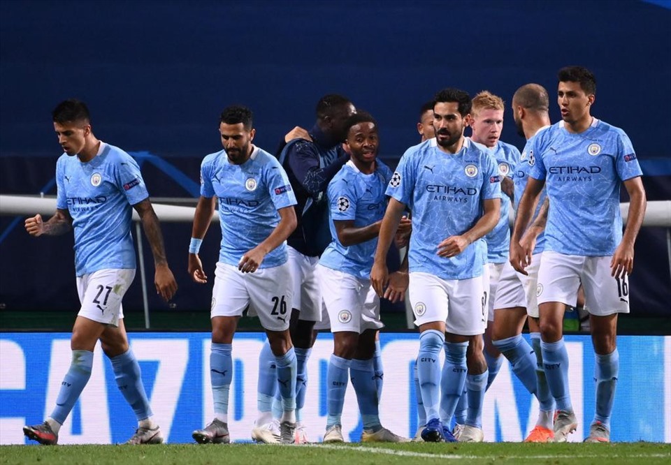 6.Man City (116.000 điểm): Cũng như Juventus, Man xanh là “Hổ giấy” khi ra châu lục. Với đội hình được đầu tư mạnh mẽ dưới sự dẫn dắt của Guardiola, Man City vẫn chưa 1 lần vào đến bán kết Champions League 2 mùa qua, chứ chưa nói đến vô địch. Mùa này, họ thua đội bóng dưới cơ Lyon 1-3 ở tứ kết. Ảnh: AFP.