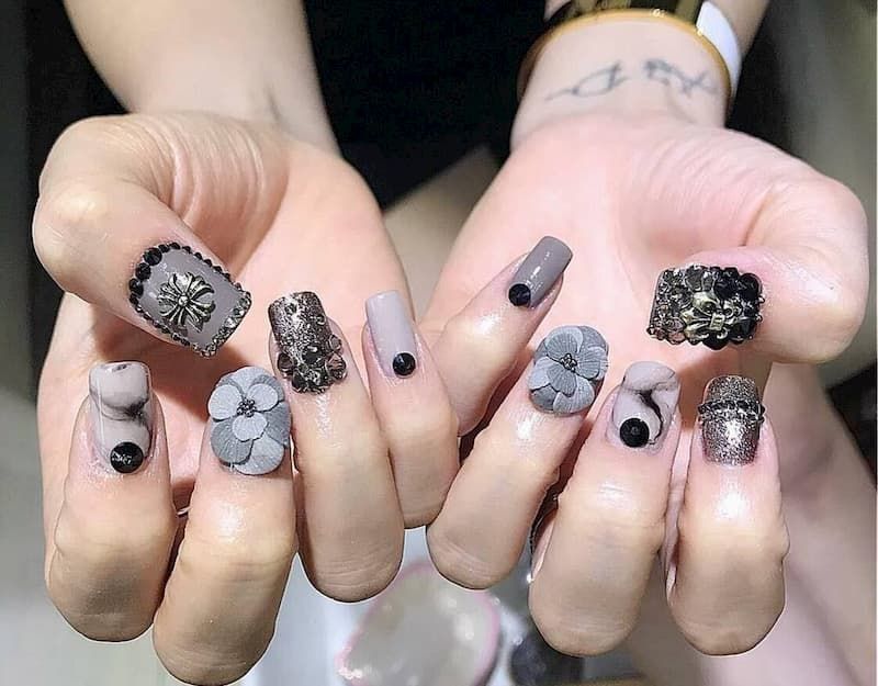 Mẫu nail đính đá màu xám