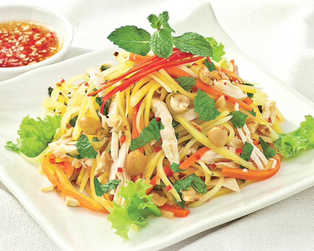 Món nộm thường có nhiều rau củ, kết hợp với đậu phộng tạo nên vị dễ ăn, thanh mát