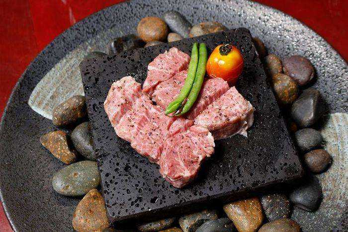 Món bò nướng đá đậm vị, thơm ngon và ngọt có thể thưởng thức khi ghé Lâm Đồng