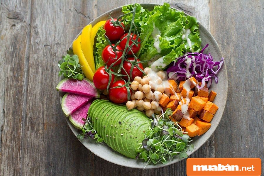 Món salad cũng được biến tấu với nhiều loại rau củ quả và sốt khác nhau. 