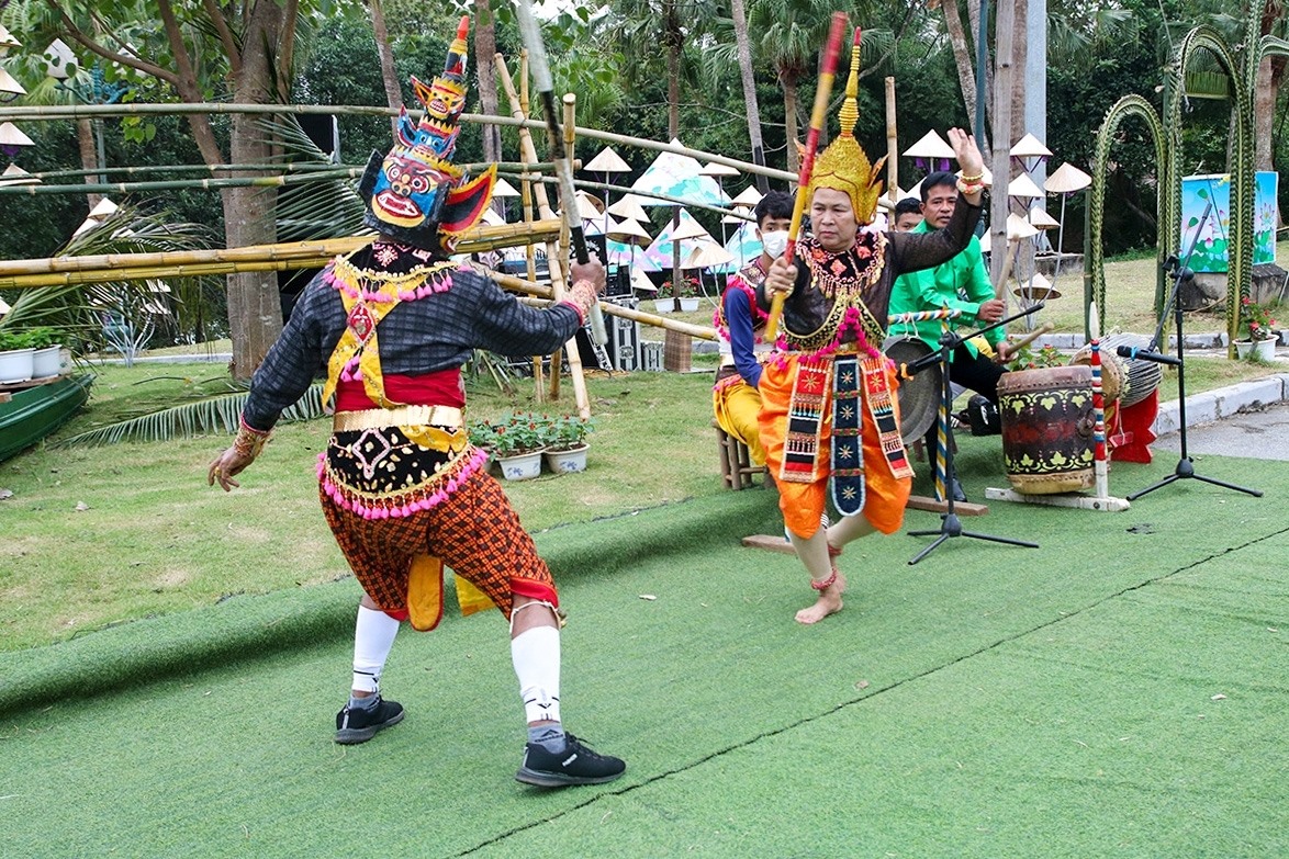 Điệu múa truyền thống của đồng bào dân tộc Khmer