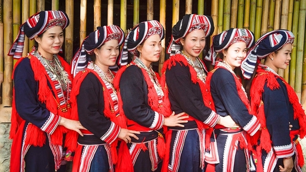 Bảo tồn trang phục truyền thống của dân tộc: Không là chuyện của ngày sau