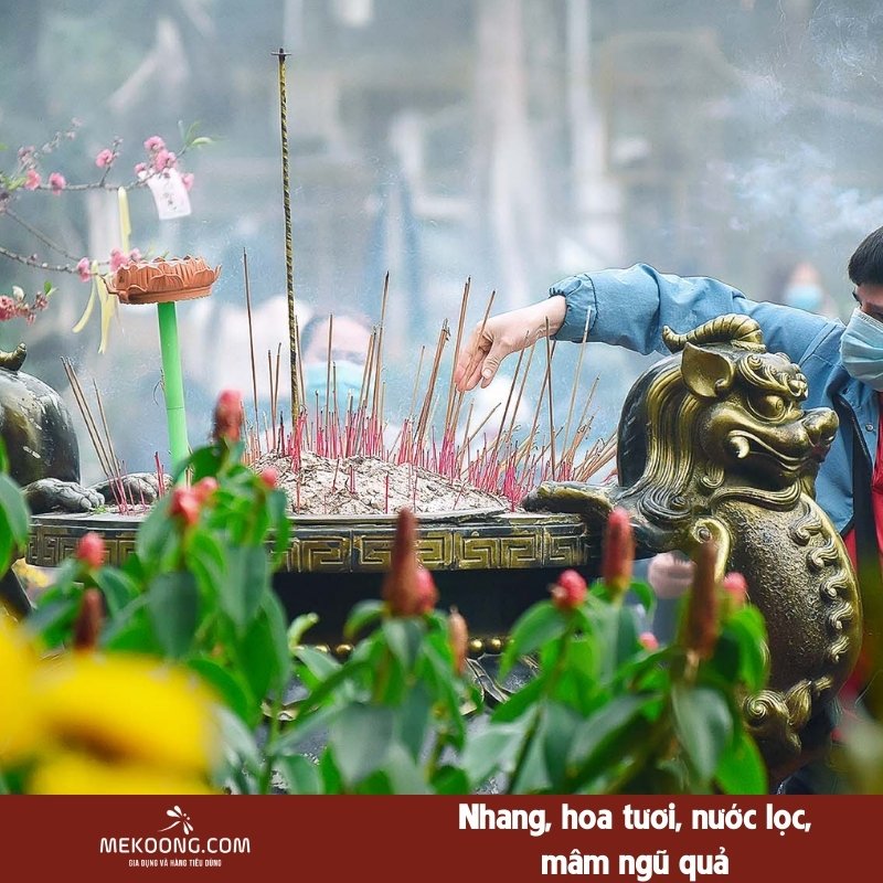 Nhang, hoa tươi, nước lọc, mâm ngũ quả