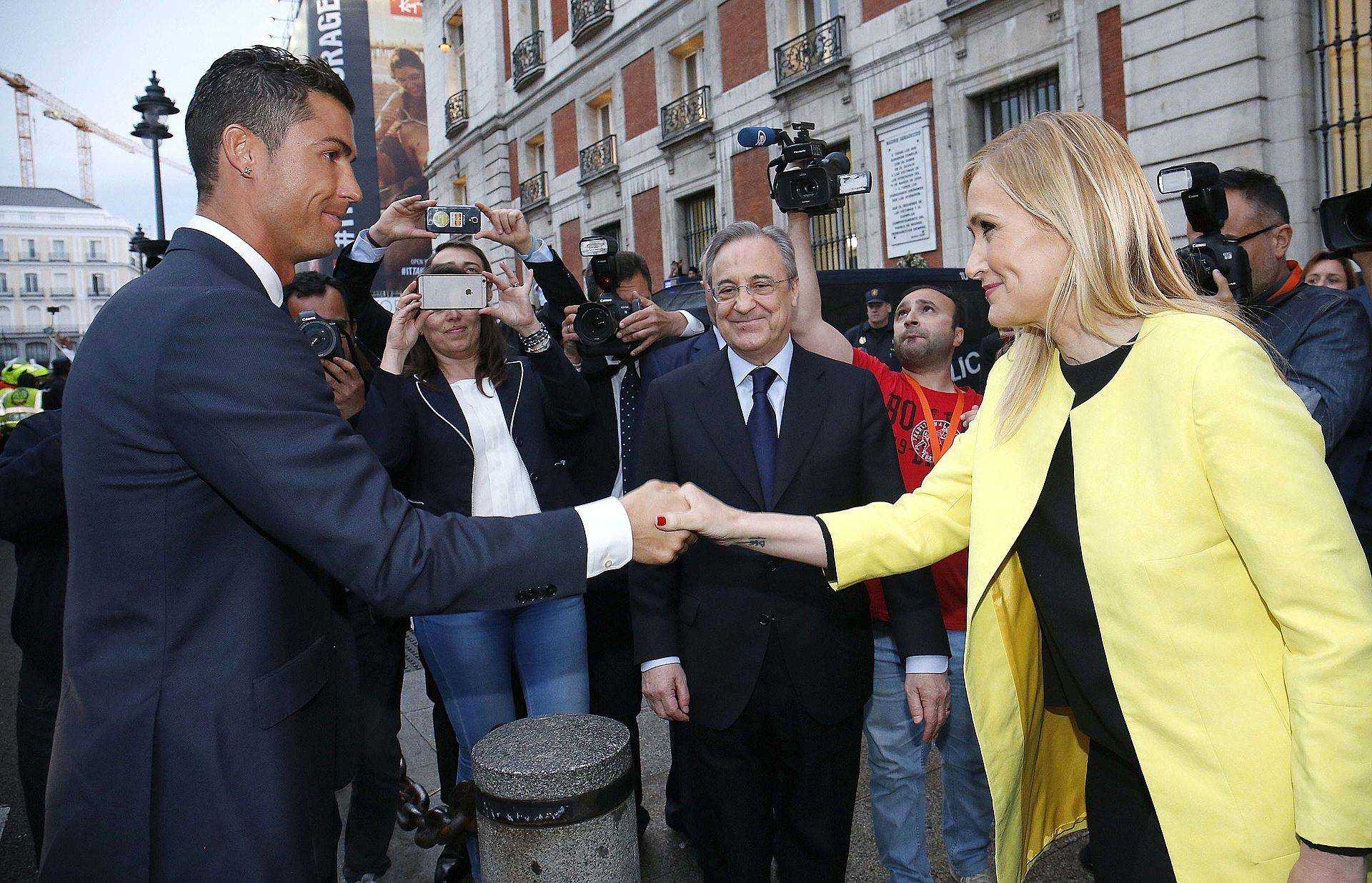 Ronaldo bat tay thi truong Madrid Cristina Cifuentes trong le an mung chuc vo dich La Liga nam 2017 cua Real Madrid