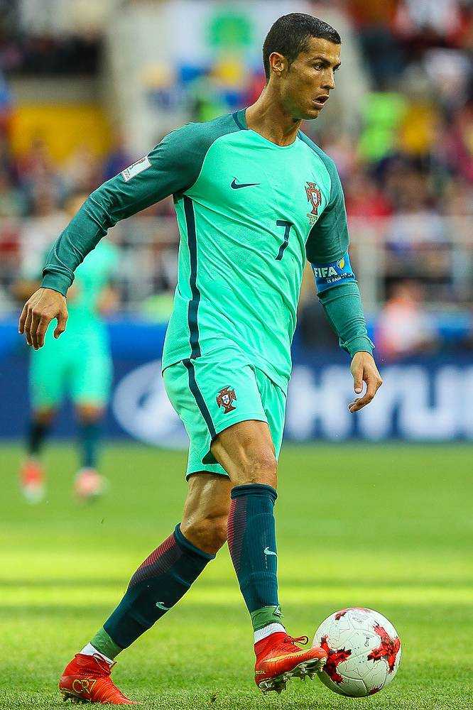 Ronaldo trong tran dau voi Nga o Confederation Cup
