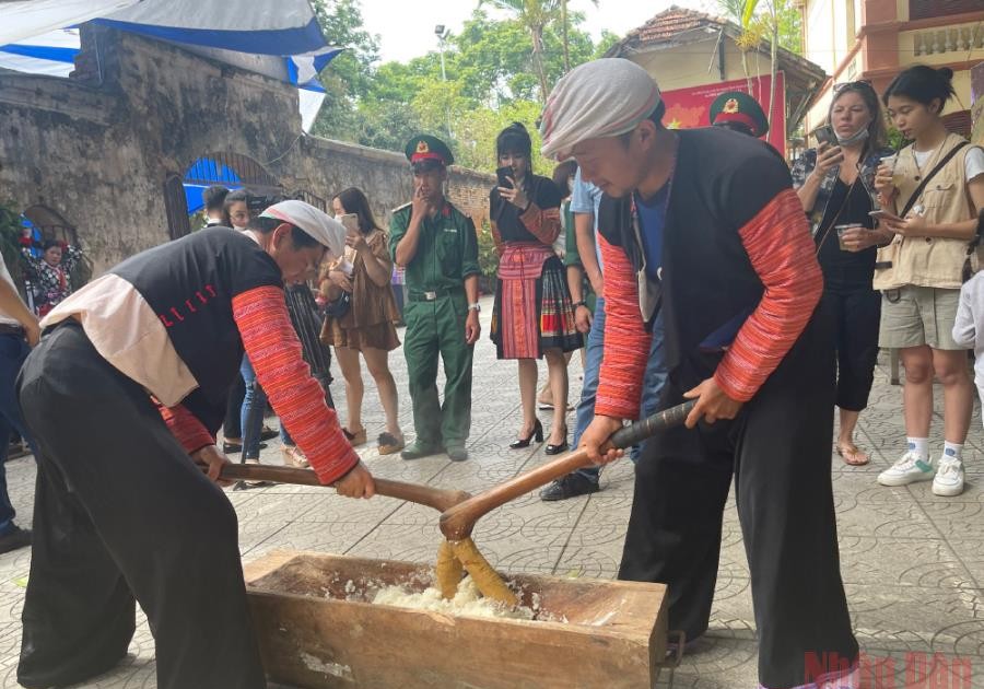 Sơn La tổ chức trải nghiệm văn hóa đồng bào dân tộc H’Mông