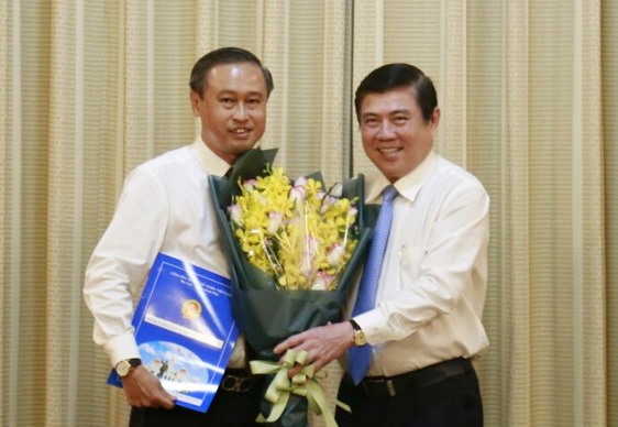 Chủ tịch UBND TPHCM Nguyễn Thành Phong trao quyết định điều động và bổ nhiệm cho ông Huỳnh Thanh Nhân.  Ảnh: Tá Lâm