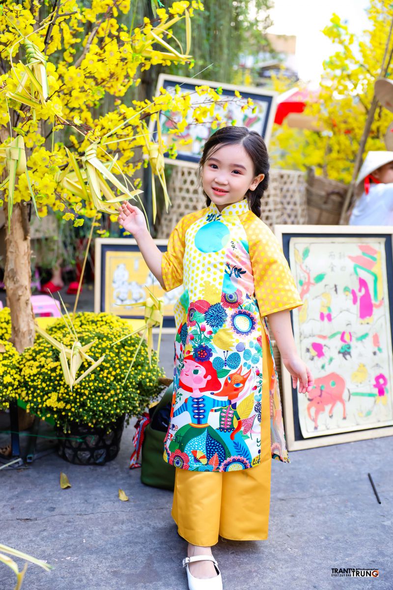 Cùng siêu mẫu áo dài nhí Tô Hồng Yến Oanh gợi ý cách mặc áo dài đẹp cho ngày Tết