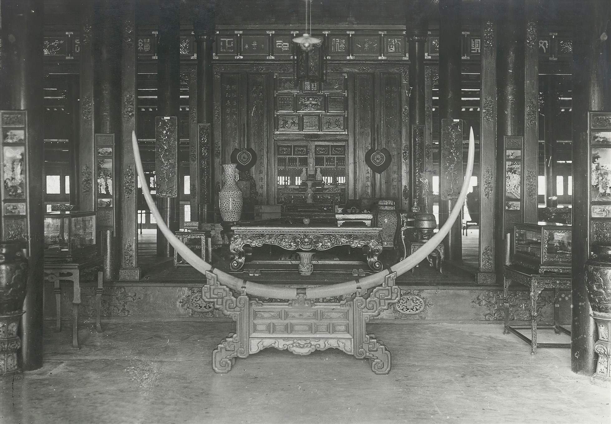 Trưng bày hiện vật trong điện Long An xưa. Ảnh chụp khoảng năm 1929. Ảnh tư liệu