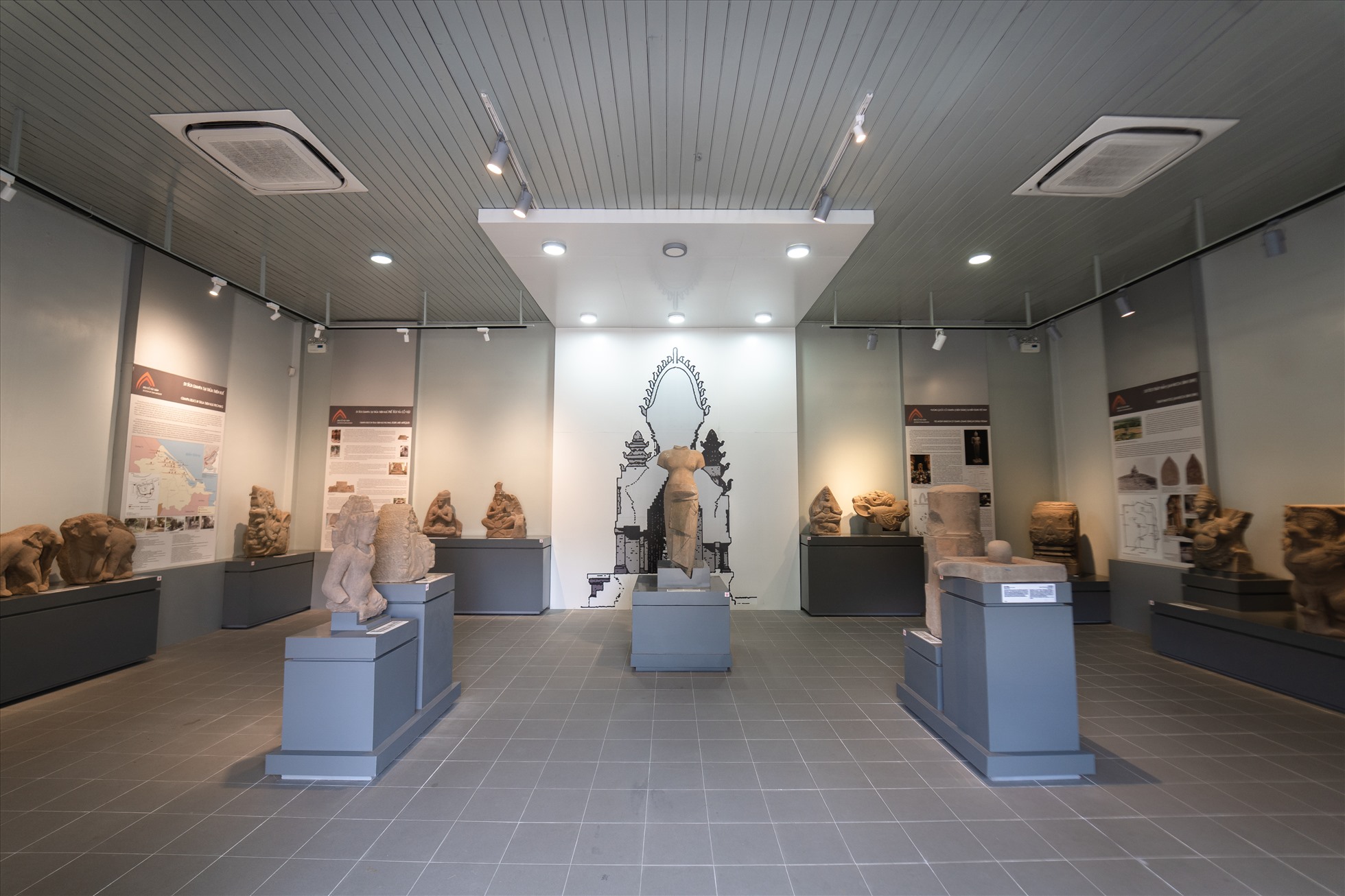 Cổ vật Champa trưng bày tại Phòng Chàm, Bảo tàng Cổ vật Cung đình Huế. Ảnh: Nguyễn Phúc Bảo Minh.