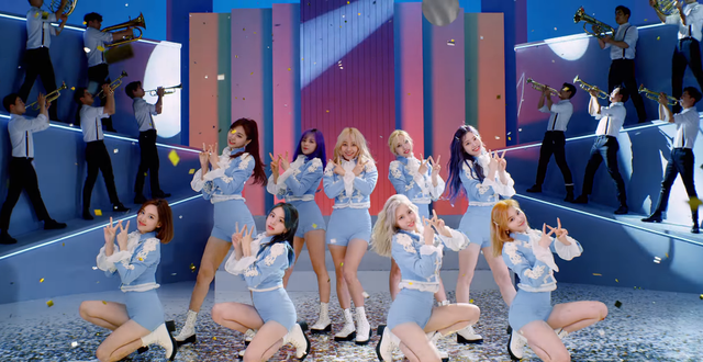 TWICE.  Ảnh: Cắt từ clip.