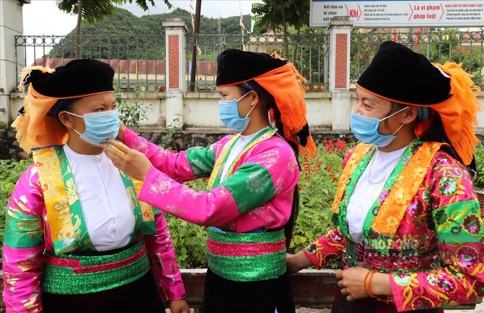 Năm nay đi chơi Tết nhưng bà con người Mông vẫn bảo nhau phải nghiêm túc phòng dịch COVID-19.