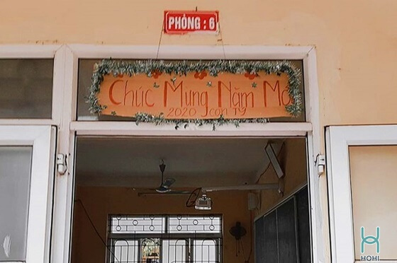 tấm bảng chúc mừng năm mới treo cửa lớp học trang trí ngày tết.