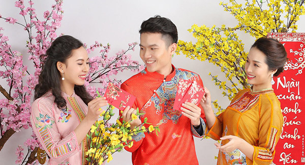 Áo dài là trang phục Tết truyền thống của người Việt Nam