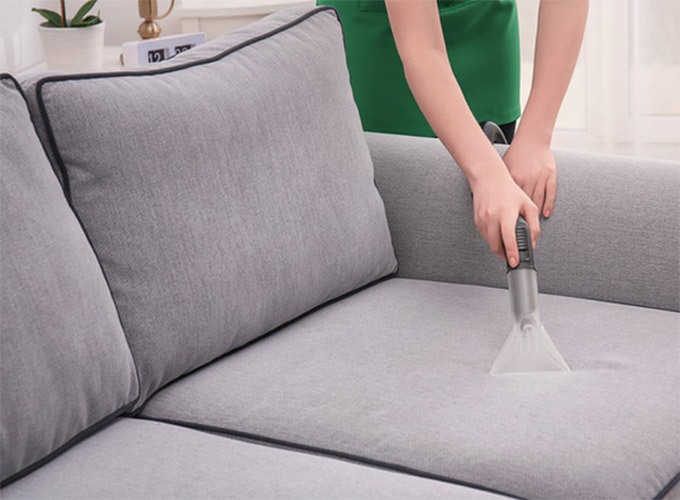 Vệ sinh sofa. Ảnh: Internet