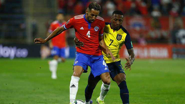 Video bóng đá Chile - Ecuador: Vidal gây họa, đòn "kết liễu" phút bù giờ (Vòng loại World Cup) - 2