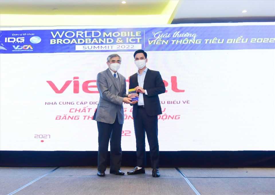 Ông Nguyễn Trọng Tính- Phó Tổng Giám đốc Tổng Công ty Viễn thông Viettel lên nhận giải thưởng “Nhà cung cấp dịch vụ viễn thông tiêu biểu về chất lượng dịch vụ băng thông rộng di động“.