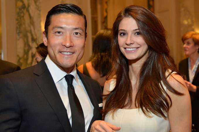 Hoa hậu bang Connecticut 2011 Regina Turner và bác sĩ Han Jo Kim trong một bữa tiệc năm 2015. Ảnh: NYP.