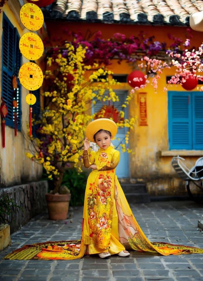 Cùng siêu mẫu áo dài nhí Tô Hồng Yến Oanh gợi ý cách mặc áo dài đẹp cho ngày Tết