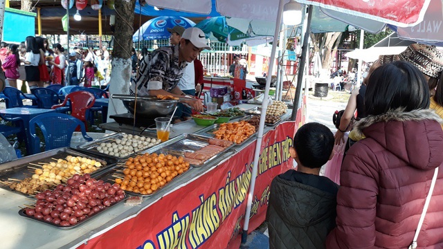 Đà Nẵng: “Hốt bạc” nhờ bán đồ ăn vặt ngày Tết - 6