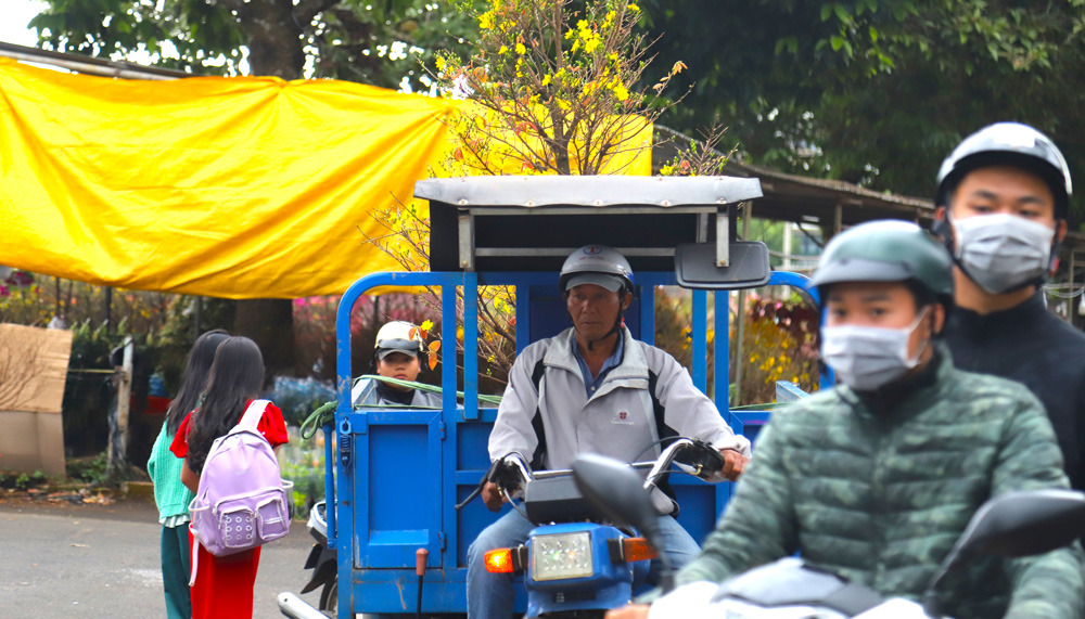 Trong những ngày tết là thời điểm công việc chở thuê của những người chạy xe ba gác mưu sinh khá bận rộn và cón được người thu nhập cao hơn ngày thường