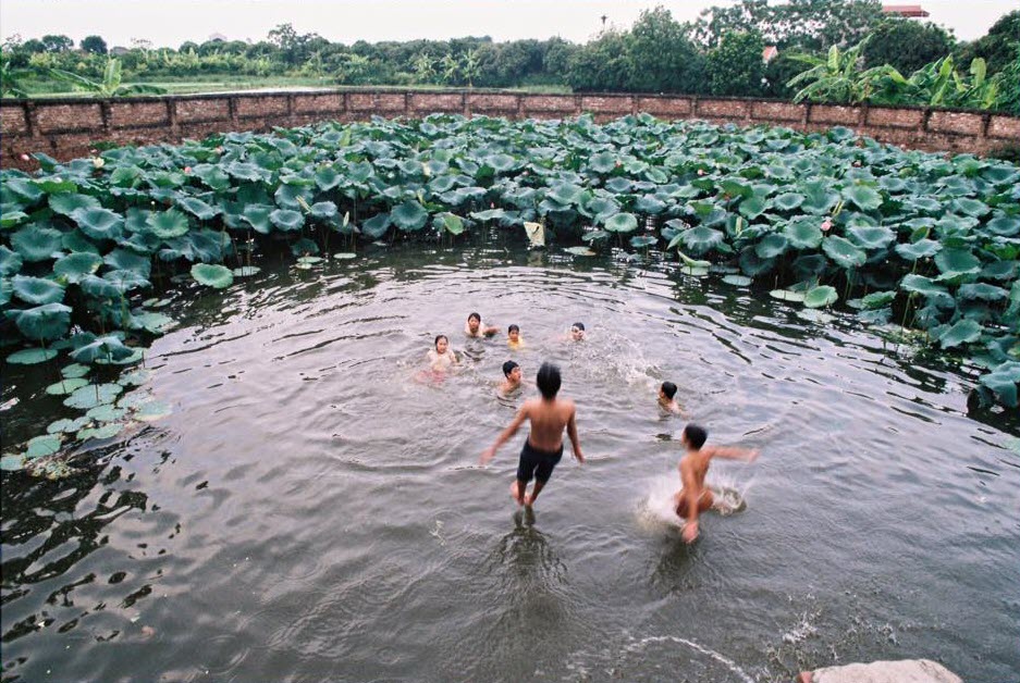 Ảnh đẹp trẻ em tắm ao làng