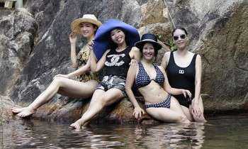 Hà Kiều Anh diện áo tắm nóng bỏng, đọ nhan sắc không tuổi với Hoa hậu Giáng My và diva Hồng Nhung 