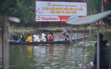 Hàng vạn người đổ về chùa Hương trong ngày khai hội