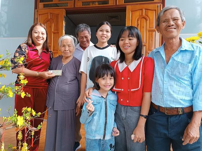 Ngày mùng 1 con cháu sum họp mừng tuổi ông bà, cha mẹ. Ông bà "cho tuổi" con cháu bằng lì xì tượng trưng. Ảnh: KIM THỦY