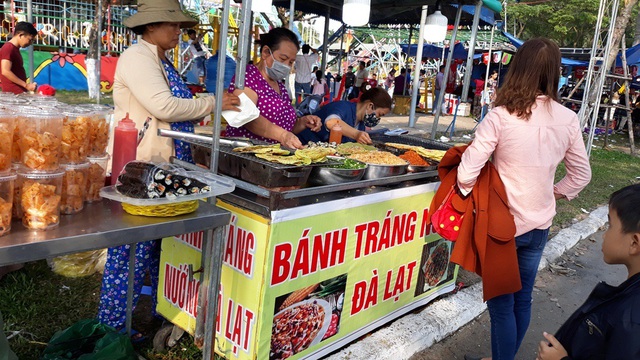 Đà Nẵng: “Hốt bạc” nhờ bán đồ ăn vặt ngày Tết - 5