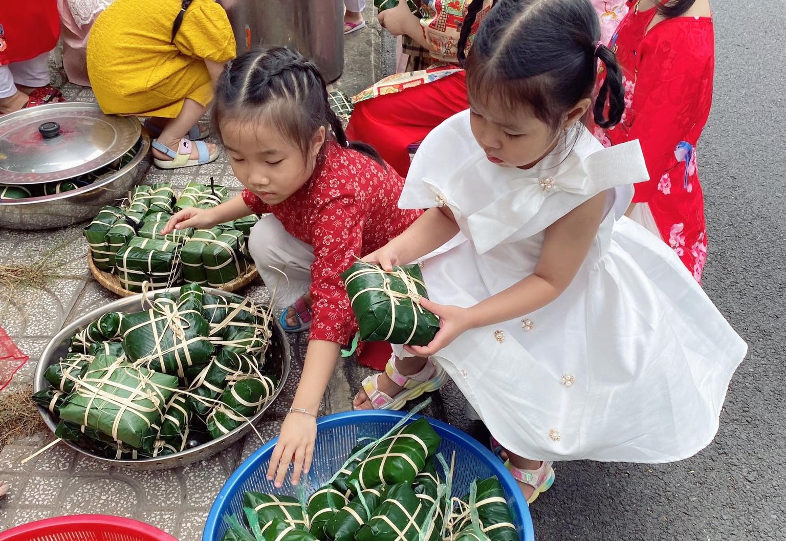 Trẻ mầm non TP.HCM gói bánh chưng, đi chợ tết sớm - ảnh 1