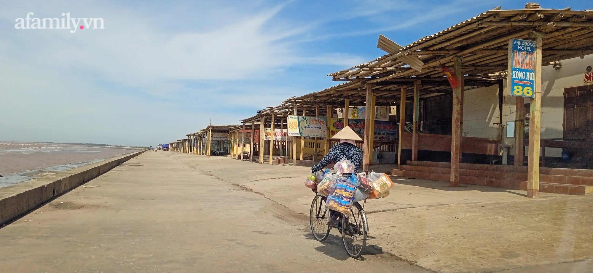 Người bán hàng cô quạnh trên con đường vốn sầm uất