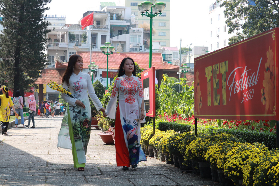 Người Việt nhìn chung thích mặc màu vàng hoặc đỏ trong 3 ngày Tết - Ảnh 1.