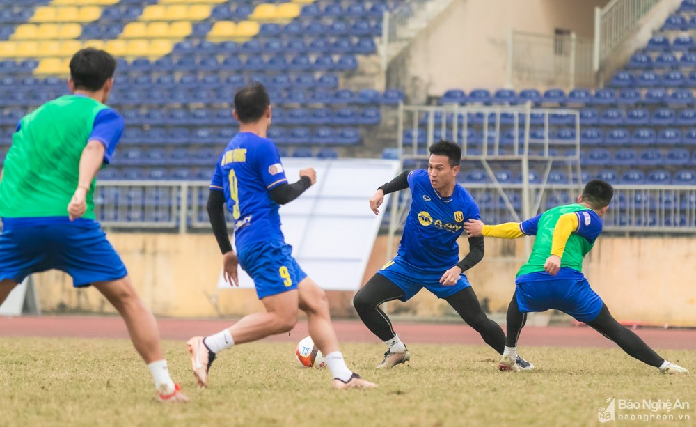 Đối thủ tại V.League mua sắm rầm rộ, HLV SLNA nói gì? - Ảnh 4.