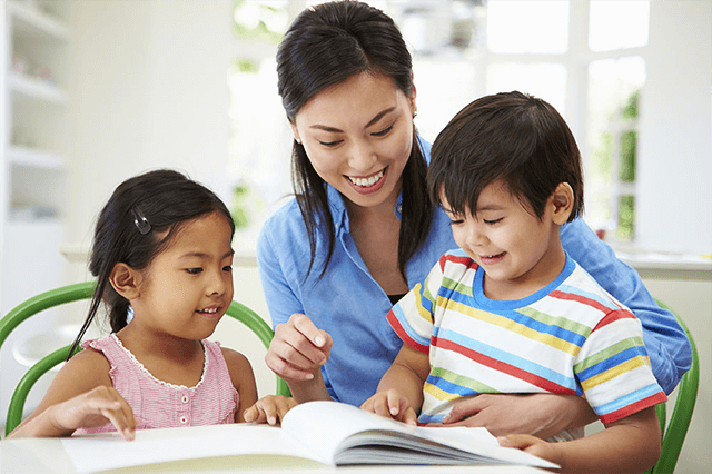 Bố mẹ hãy luyện tập thường xuyên với bé để bé trau dồi và nâng cao vốn từ vựng tiếng Anh