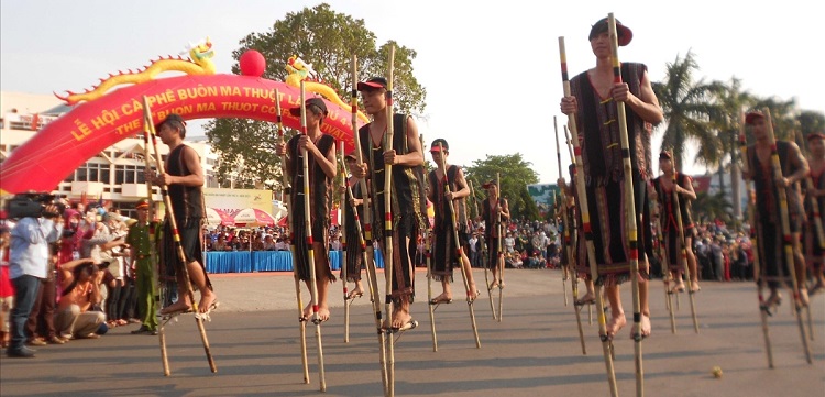 Các trò chơi dân gian truyền thống trong Tết cổ truyền dân tộc: cà kheo