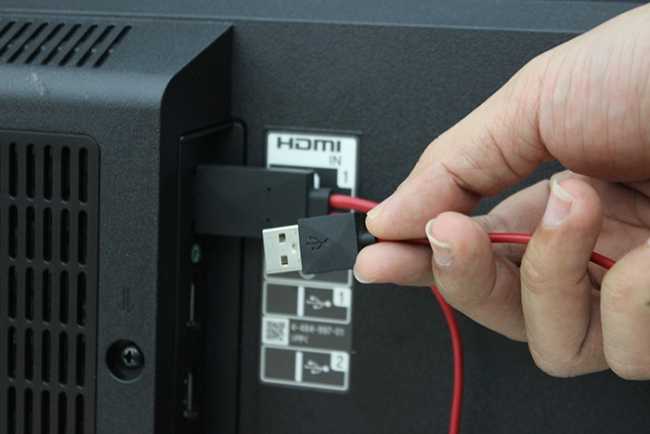Lấy đầu kết nối có kích thước nhỏ nhất cắm vào điện thoại, còn lại đầu HDMI và USB 