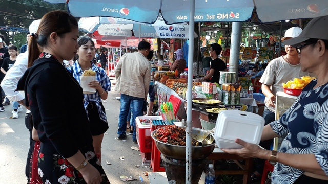 Đà Nẵng: “Hốt bạc” nhờ bán đồ ăn vặt ngày Tết - 1