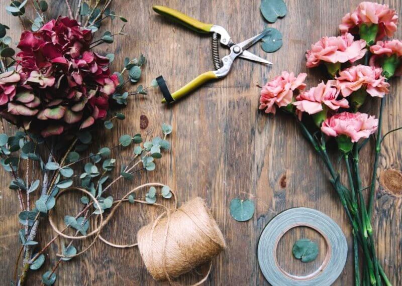 Bạn sẽ cần chuẩn bị băng dính, xốp, bình hoa, thuốc dưỡng... để cắm hoa cẩm chướng ngày Tết