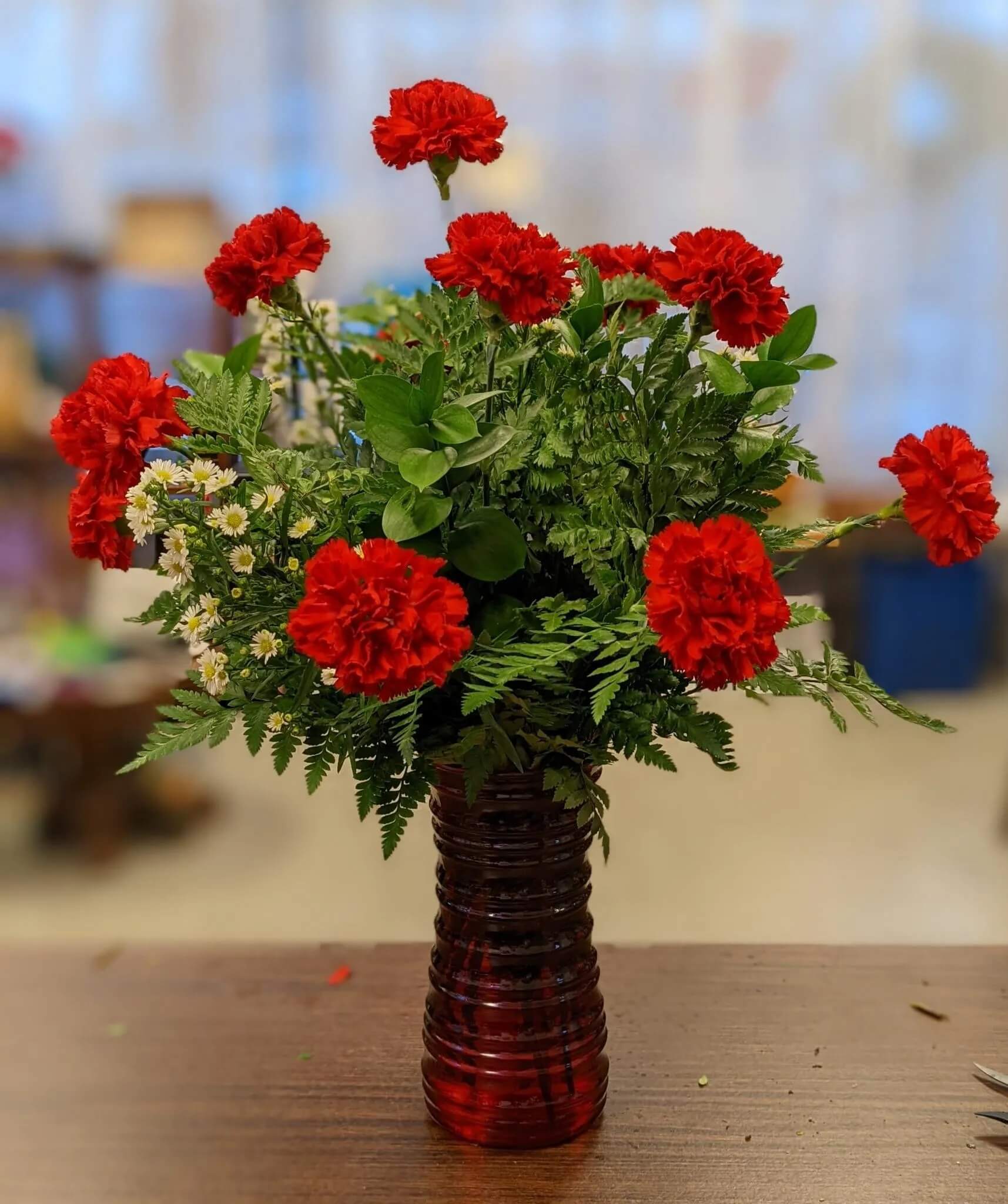 Bình hoa cẩm chướng đỏ rực rỡ mang không khí Tết vào nhà 