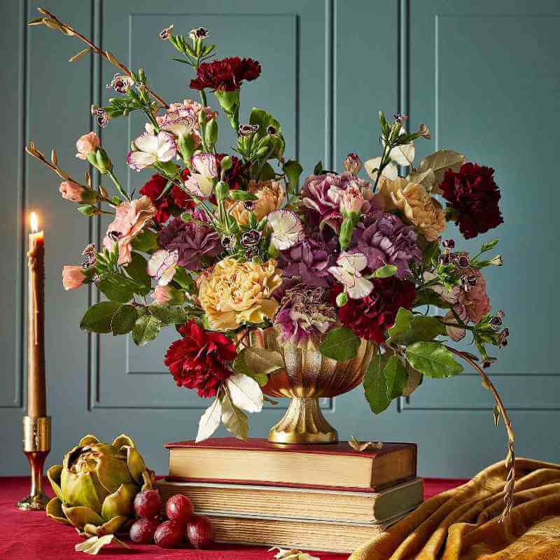 Lẵng hoa cẩm chướng theo phong cách châu Âu cổ điển