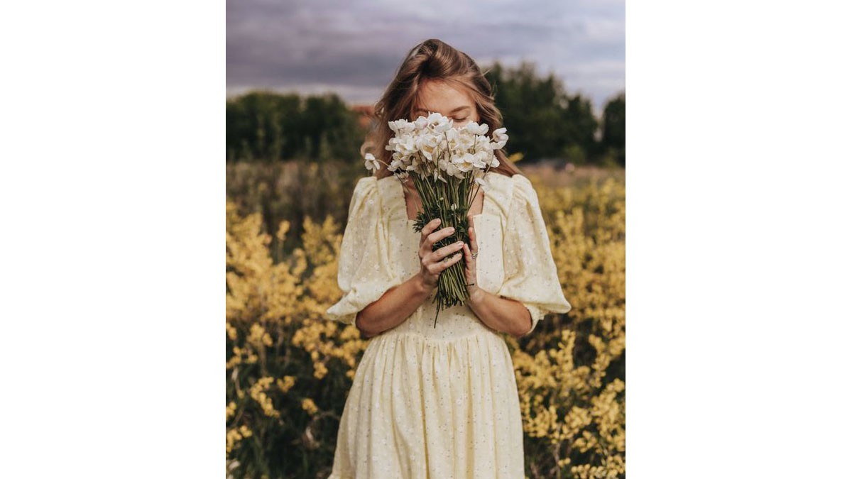 Cách chụp ảnh với hoa che giữa cánh đồng 