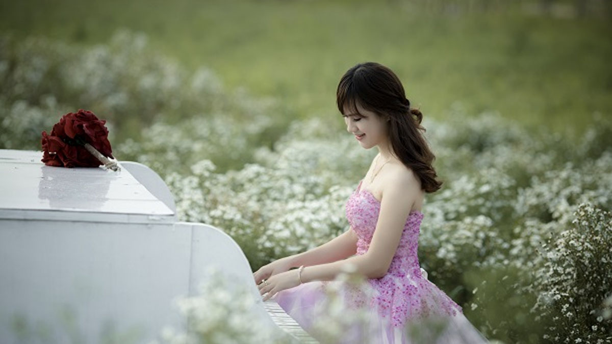 cách chụp ảnh với hoa và đàn piano