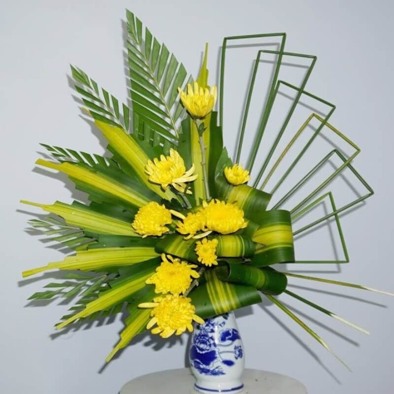 Hoa cúc vàng với sức sống mãnh liệt thường được sử dụng để cắm hoa bàn thờ ngày Tết